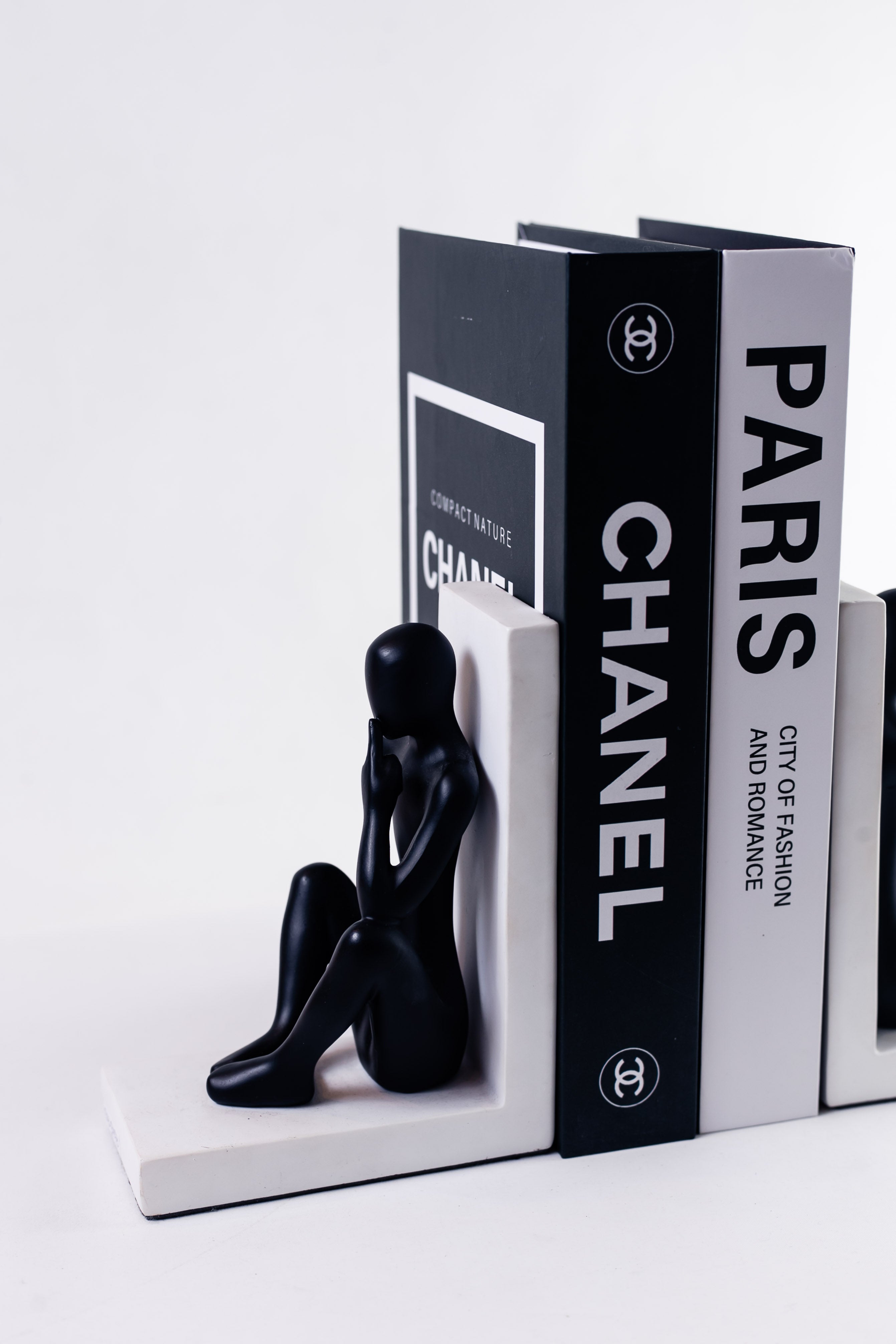 Apoya libros black & white
